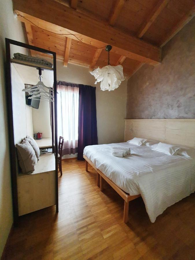 Osteria E Locanda Del Viaggiatore Russi المظهر الخارجي الصورة